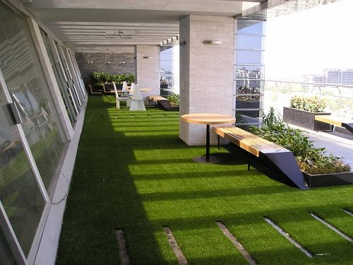 Come scegliere il prato sintetico e quali sono i prezzi di base Posa erba sintetica su terrazzo